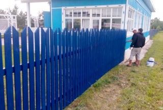 Ждем праздник и красим заборы!