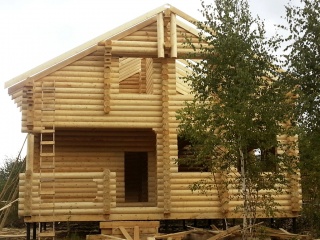 Новый бревенчатый красавец в поселке.